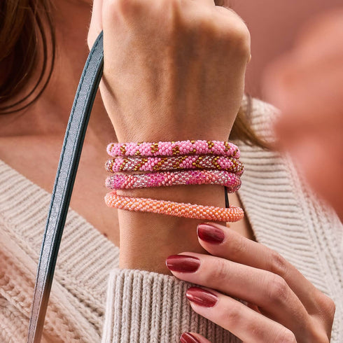 Hochet rose | Bracelet de perles de verre de l'Himalaya